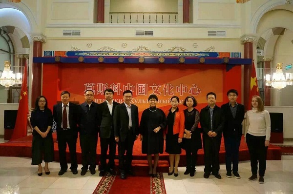  文轩在莫斯科中国文化中心举行“文轩书架”揭幕仪式