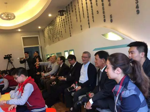 泰国来宾参观文轩优课智慧书包翻转课堂案例