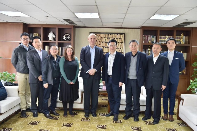 德国法兰克福书展副总裁托马斯·明库斯一行到新华文轩进行交流访问