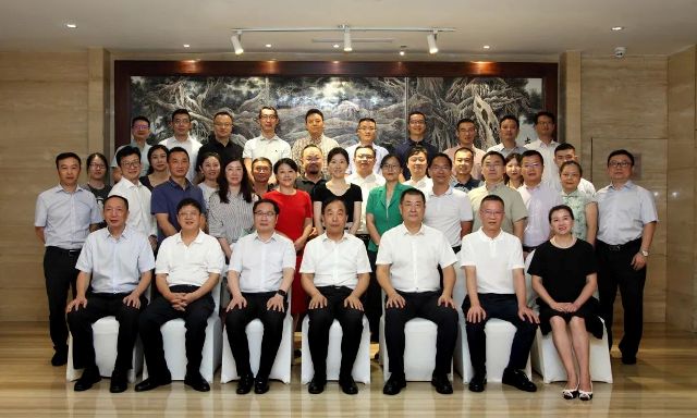 新华文轩党委副书记、执行董事、总经理李强任新一届四川省上市公司协会副会长