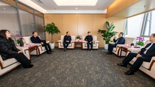罗雷一行到新华文轩走访慰问